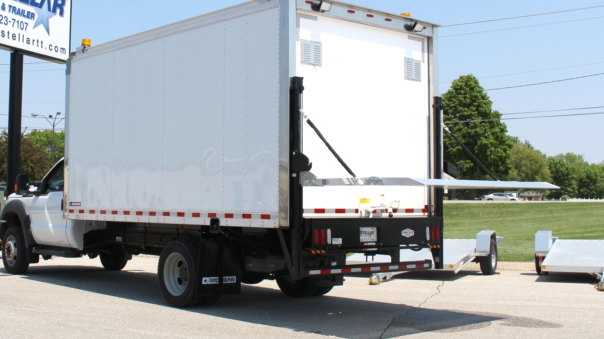 24 Foot Box Truck With Liftgate For Sale